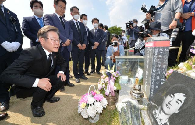 이재명 전 더불어민주당 대선후보가 5·18 광주민주화운동 42주년을 하루 앞둔 17일 광주 북구 망월동 민족민주열사 묘지에서 이한열 열사 묘를 참배하고 있다. 광주=뉴시스