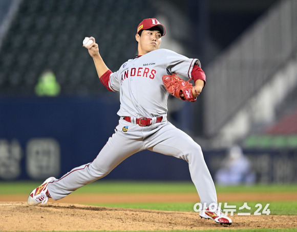 17일 오후 서울 잠실야구장에서 '2022 신한은행 SOL KBO리그' 두산 베어스와 SSG 랜더스의 경기가 열렸다. SSG 최민준이 연장 10회말 마운드에 올라 투구하고 있다. [사진=김성진 기자]