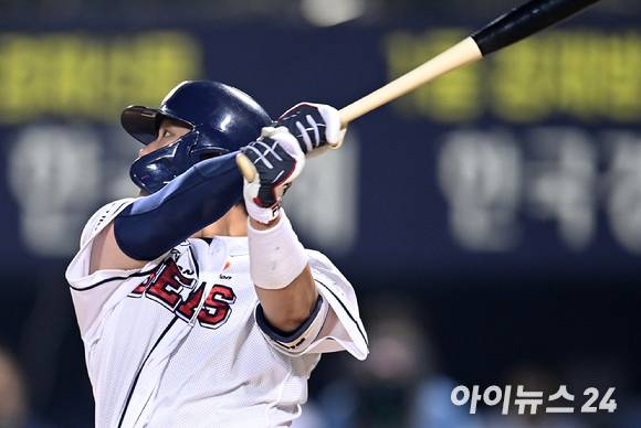 17일 오후 서울 잠실야구장에서 '2022 신한은행 SOL KBO리그' 두산 베어스와 SSG 랜더스의 경기가 열렸다. 두산 김민혁이 연장 12회말 무사 타격을 하고 있다. [사진=김성진 기자]