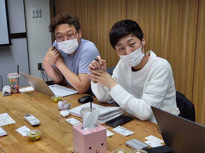 이정민 딥파인 CTO(오른쪽)와 정채현 연구원