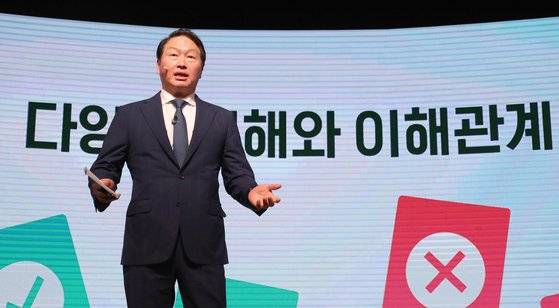 지난달 28일 대한상의에서 열린 '에너지 전환과 탄소중립 정책 세미나'에서 최태원 대한상의 회장이 기조강연을 하고 있다. [사진 대한상의]