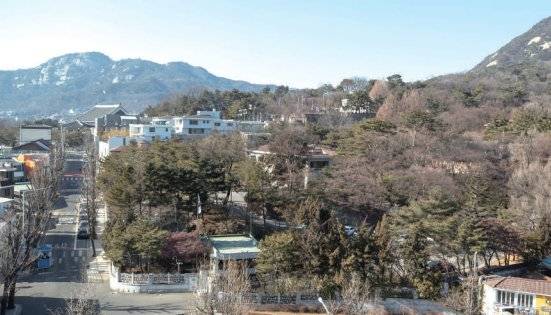 삼청동 총리공관 일대. 저 멀리 인왕산 춘추관과 인왕산이 보인다. [청와대 경호처]