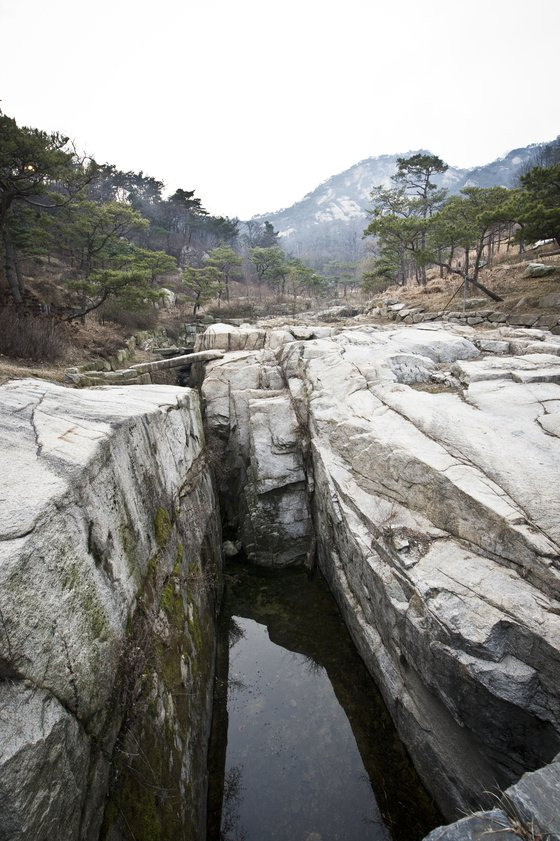 수성동계곡. 가운데 보이는 돌다리가 기린교, 오른쪽에 옥인아파트가 있었다. [중앙포토]