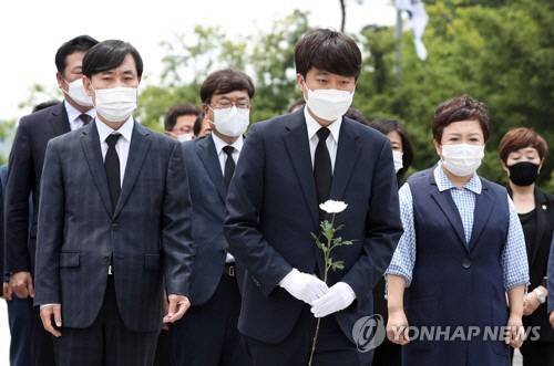 ▲ 이준석, 노무현 전 대통령 묘역 첫 참배[연합뉴스 자료사진]