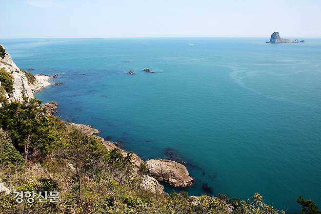 제주 추자도에 새로운 올레길인 ‘추자도 올레길 18-2’ 코스가 새롭게 선보인다. 사진은 18-2코스 졸복산에서 내려다보이는 수덕도(사자섬)의 모습. 제주올레 제공