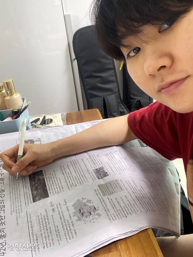 김은지씨가 지난 16일 경향신문에 실린 다함께 풀어보는 5·18퀴즈’를 풀고 있다. 5·18기념재단 제공.