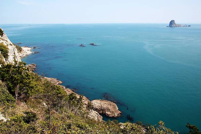 제주 추자도에 새로운 올레길인 ‘추자도 올레길 18-2’ 코스가 새롭게 선보인다. 사진은 18-2코스 졸복산에서 내려다보이는 수덕도(사자섬)의 모습. 제주올레 제공