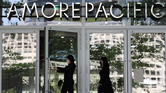 People enter Amorepacific's headquarters in Yongsan District, central Seoul. [NEWS1]