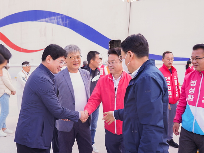 이철우 후보가 울릉도 주민들을 만나 인사를 나누고 있다.(이철우 후보 제공) 2022.05.17.