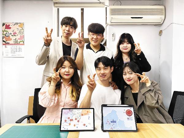 수원제일교회 청년부 ‘이단계경보’팀의 성은비(앞줄 왼쪽) 팀장이 16일 경기도 수원시 팔달구 교회 사무실에서 팀원들과 함께 이단척결 의지를 다지고 있다.