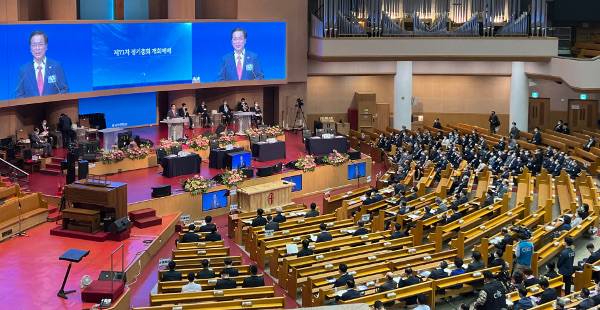 이영훈 기독교대한하나님의성회 대표총회장이 16일 서울 여의도순복음교회 대성전에서 열린 제71차 정기총회에서 ‘하나 됨의 역사’란 제목으로 설교하면서 분열과 다툼 없이 한마음으로 힘써 선교해 한국교회의 부흥을 주도해 나가자고 권면하고 있다.