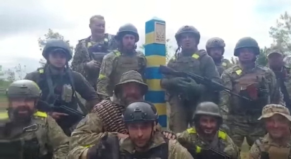 우크라이나 군인들이 15일(현지시간) 제2도시 하르키우 인근에 있는 우크라이나와 러시아 간 국경을 나타내는 표지판을 둘러싸고 기념촬영을 하고 있다. 우크라이나 국방부는 “제127여단 277대대가 러시아 국경에 도달했다”고 발표했다. 러시아군이 하르키우 일대에서 퇴각하면서 피란민 약 2000명이 집으로 돌아가고 있는 것으로 전해졌다. 로이터연합뉴스