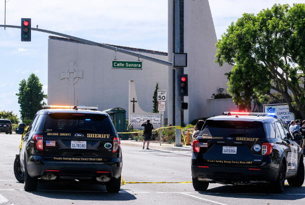 미국 캘리포니아주 남부 로스앤젤레스(LA) 인근 라구나우즈시의 제네바 장로교회에서 15일(현지시간) 총격 사건이 발생해 주변이 봉쇄돼 있다. 전날에도 뉴욕주 북부 버펄로의 슈퍼마켓에서 총기난사 사건이 벌어져 미국 사회에 큰 충격을 주고 있다. AFP연합뉴스