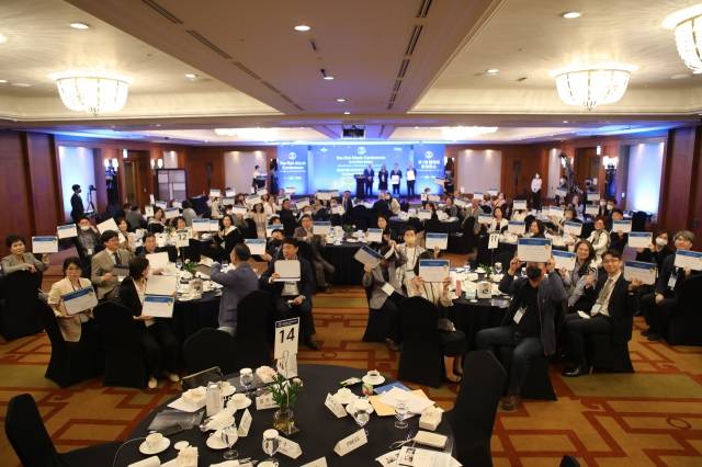 감사장을 손에 든 참석자들.