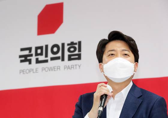 (제주=뉴스1) 오현지 기자 = 이준석 국민의힘 대표가 16일 제주시 연동 허향진 제주도지사 후보 선거사무소에서 열린 제주도당 선거대책회의에서 인사말을 하고 있다. 2022.5.16/뉴스1
