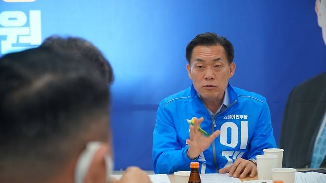 사진=더불어민주당 이재준 경기 수원시장 후보가 17일 경기지역 대리운전 노동조합 수원지회와 간담회를 가졌다./사지제공=이재준 후보 캠프
