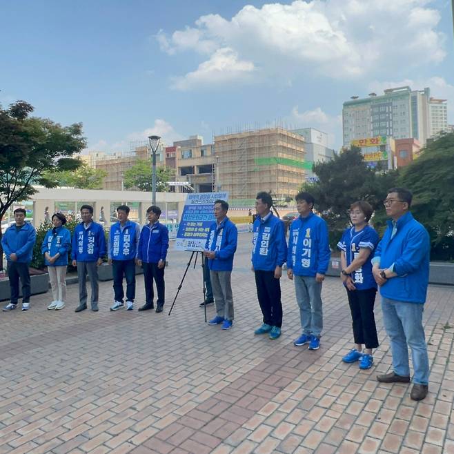 사진=더불어민주당 정장선 경기 평택시장 후보가 17일 평택역 광장에서 공약 발표회를 가졌다./사진제공=정장선 후보 캠프