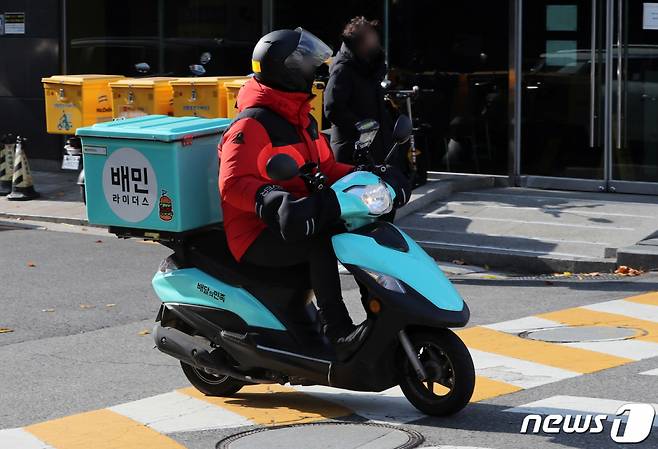 지난해 12월 12일 서울시내에서 한 배달노동자가 배달업무를 하고 있다. /사진=뉴스1