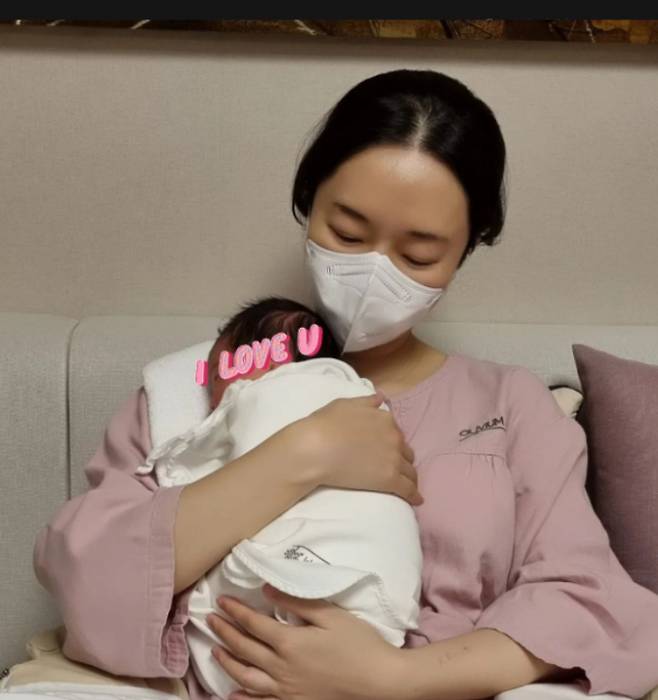 배우 이정현이 출산 후 산후조리원에서 지내는 모습을 공개했다. /사진=이정현 인스타그램 갈무리