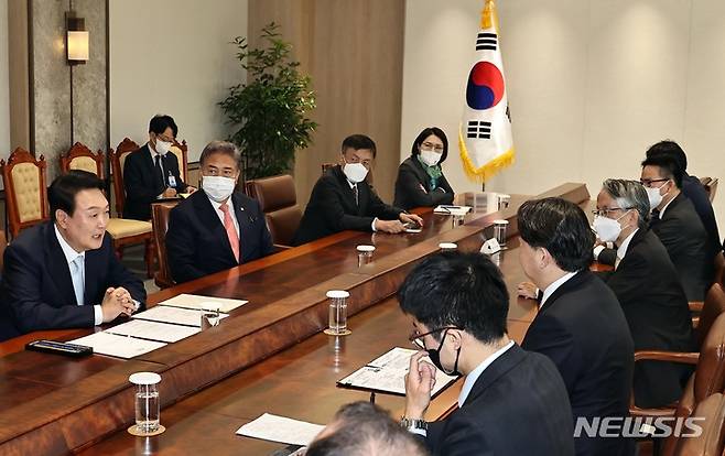 [서울=뉴시스] 홍효식 기자 = 윤석열 대통령이 지난 10일 오후 용산 대통령실 접견실에서 일본의 하야시 요시마사 외무상을 접견하고 있다. 2022.05.17. yesphoto@newsis.com