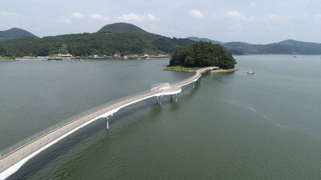 잔님 광양시의 유일한 섬으로 남은 배알도, 뱀섬이라고 불렸던 배알도는 태인동 가장 북쪽이자 섬진강 하구에 있는 0.8ha·높이 25m의 바위섬으로, 망덕산의 천자를 배알하는 천자봉조혈의 명당에서 명칭이 유래됐다.  (사진=광양시청 제공) *재판매 및 DB 금지