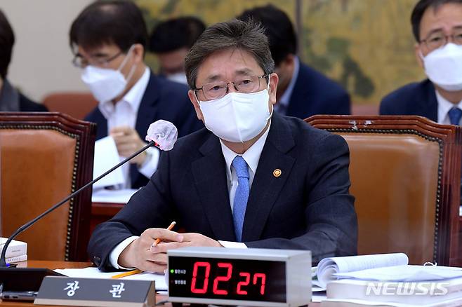 [서울=뉴시스] 고범준 기자 = 박보균 문화체육관광부 장관이 17일 오전 서울 여의도 국회에서 열린 문화체육관광위원회 전체회의에서 의원들의 질의에 답하고 있다. (공동취재사진) 2022.05.17. photo@newsis.com