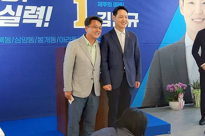 [제주=뉴시스] 17일 김한규 더불어민주당 제주시을 국회의원 보궐선거 후보 선거사무소를 찾은 이철희 전 청와대 정무수석(왼쪽)과 김한규 후보가 기념촬영을 하고 있다. (사진=김한규 후보 선거사무소 제공) 2022.05.17. photo@newsis.com *재판매 및 DB 금지