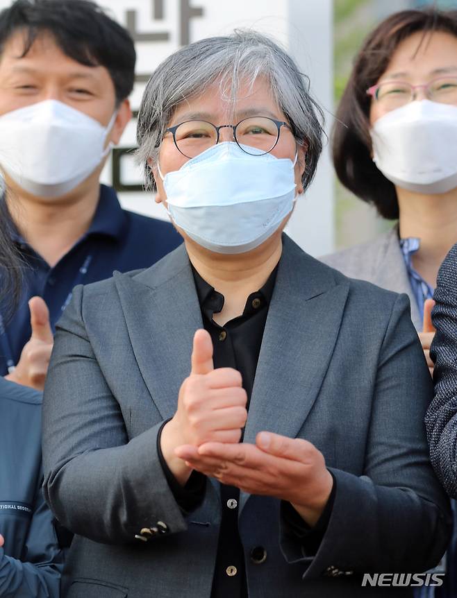 [청주=뉴시스] 강종민 기자 = 정은경 질병관리청 초대청장이 17일 오후 충북 청주 질병관리청에서 직원들과 마지막 인사를 나눈 뒤 '#덕분에'를 하고 있다. 2022.05.17. ppkjm@newsis.com