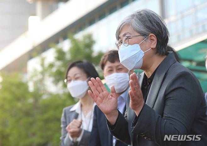 [청주=뉴시스] 강종민 기자 = 정은경 질병관리청 초대청장이 17일 오후 충북 청주 질병관리청에서 직원들과 마지막 인사를 나눈 뒤 기념촬영을 하고 있다. 2022.05.17. ppkjm@newsis.com