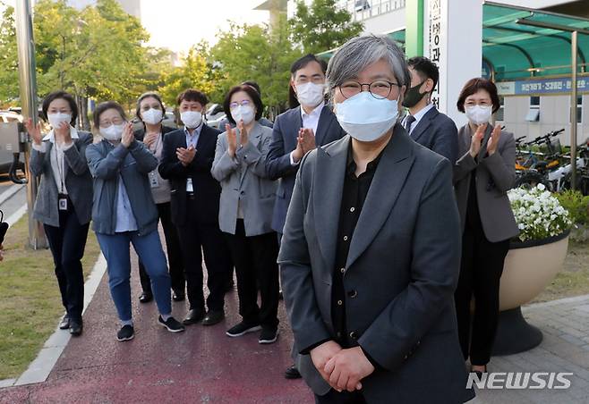 [청주=뉴시스] 강종민 기자 = 정은경 질병관리청 초대청장이 17일 오후 충북 청주 질병관리청에서 직원들의 박수를 받으며 청사을 떠나고 있다. 2022.05.17. ppkjm@newsis.com