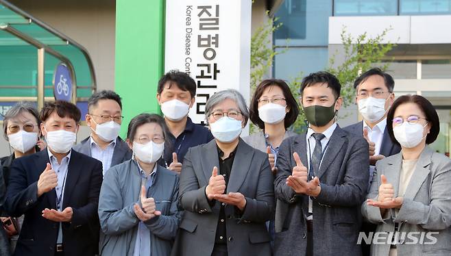 [청주=뉴시스] 강종민 기자 = 정은경 질병관리청 초대청장이 17일 오후 충북 청주 질병관리청에서 직원들과 마지막 인사를 나눈 뒤 '#덕분에'를 하고 있다. 2022.05.17. ppkjm@newsis.com