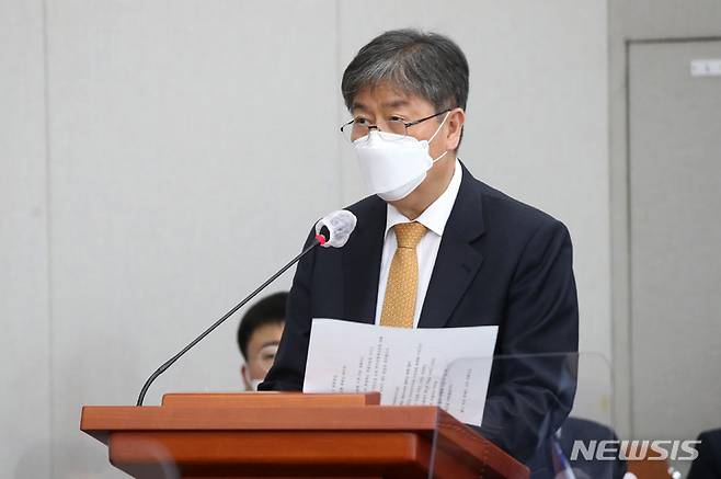 [서울=뉴시스] 김선웅 기자 = 김대기 대통령비서실장이 17일 서울 여의도 국회에서 열린 운영위원회 전체회의에 출석해 제안설명을 하고 있다. 2022.05.17. mangusta@newsis.com