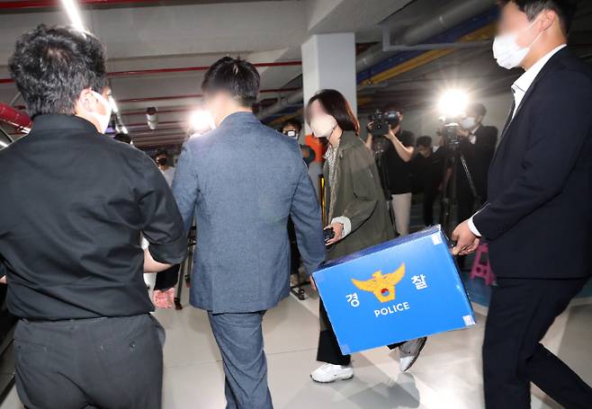 더불어민주당 대선 후보였던 이재명 전 경기지사의 '성남FC 후원금 의혹'을 수사해 온 경찰이 17일 오후 경기도 성남시 분당구 성남FC 사무실을 압수 수색한 후 압수품을 옮기고 있다. 연합뉴스