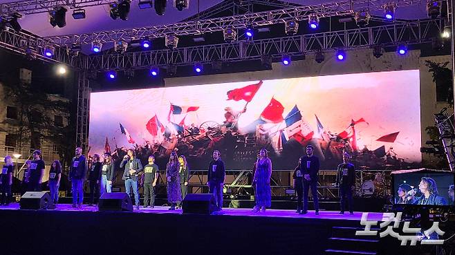 프랑스 혁명을 배경으로 한 레미제라블 오리지널 공연팀이 지난해 5월 17일 열린 41주년 5·18 전야제 무대에서 공연을 진행하고 있다. 김한영 기자