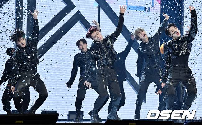 [OSEN=민경훈 기자] 17일 오후 서울 용산구 블루스퀘어에서 보이 그룹 티엔엑스(TNX) 첫 번째 미니앨범 '웨이 업'(WAY UP) 발매기념 데뷔 쇼케이스가 열렸다. TNX는 지난해 SBS에서 방영된 보이그룹 프로젝트 'LOUD:라우드'에서 피네이션 최종 데뷔조로 선발된 최태훈, 우경준, 장현수, 천준혁, 은휘, 오성준으로 구성된 6인조 그룹이다. 그룹 TNX가 화려한 데뷔 무대를 선보이고 있다. 2022.05.17 /rumi@osen.co.kr