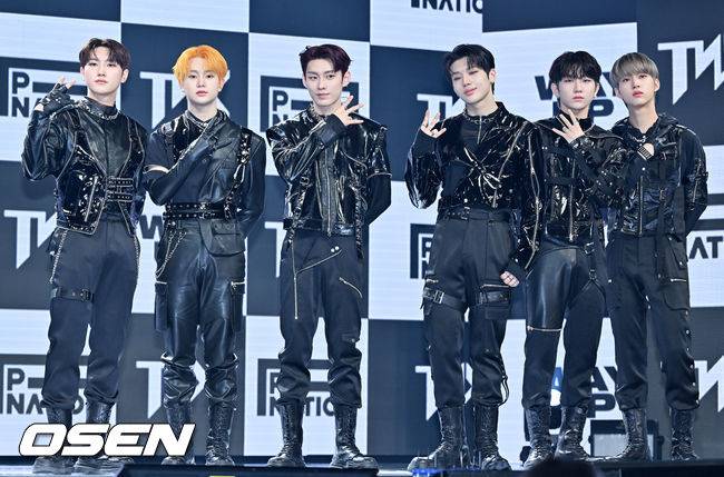 [OSEN=민경훈 기자] 17일 오후 서울 용산구 블루스퀘어에서 보이 그룹 티엔엑스(TNX) 첫 번째 미니앨범 '웨이 업'(WAY UP) 발매기념 데뷔 쇼케이스가 열렸다. TNX는 지난해 SBS에서 방영된 보이그룹 프로젝트 'LOUD:라우드'에서 피네이션 최종 데뷔조로 선발된 최태훈, 우경준, 장현수, 천준혁, 은휘, 오성준으로 구성된 6인조 그룹이다. 그룹 TNX가 무대 위에서 포토타임을 갖고 있다. 2022.05.17 /rumi@osen.co.kr