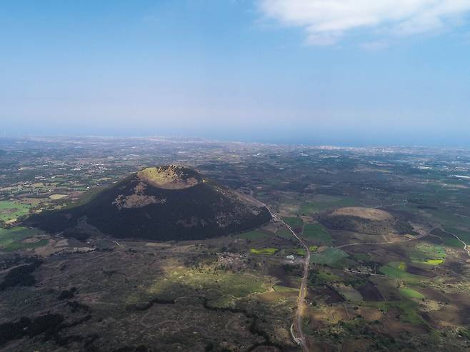 아끈다랑쉬와 다랑쉬오름. 서로 400m 거리다.