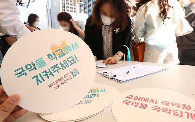 15일 오후 서울 중구 청계광장에서 열린 국악교육의 미래를 위한 전 국악인 문화제에서 시민들이 국악교육 정상화를 위한 서명운동에 동참하고 있다.  (사진=연합뉴스)