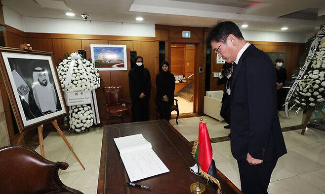 이재용 삼성전자 부회장이 17일 오후 서울 용산구 주한 아랍에미리트대사관을 찾아 지난 13일(현지시간) 별세한 셰이크 할리파 빈 자예드 알 나흐얀 아랍에미리트(UAE) 대통령을 조문하고 있다.연합뉴스