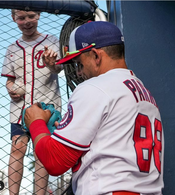 사인해 주는 헤라르도 파라 - 헤라르도 파라 인스타그램 캡쳐