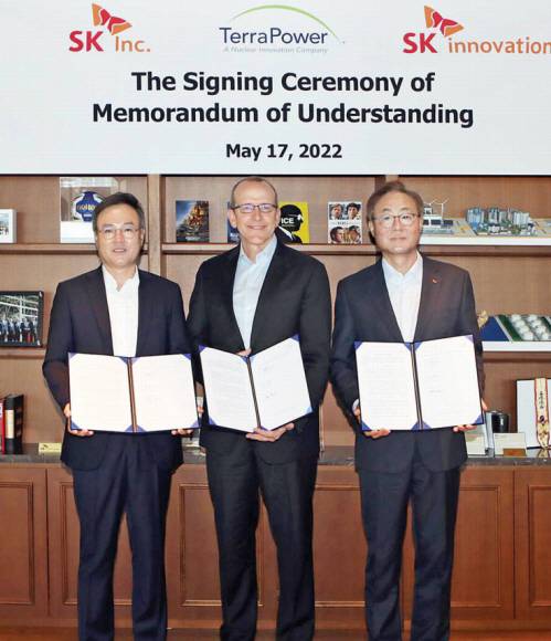 17일 서울 종로구 서린사옥에서 장동현(왼쪽) SK(주) 부회장과 김준(오른쪽) SK이노베이션 부회장이 크리스 르베크 테라파워 CEO와 포괄적 사업 협력을 위한 양해각서를 체결한 뒤 기념촬영을 하고 있다.SK 제공