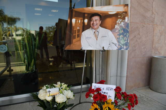 미국 캘리포니아주 교회에서 15일(현지 시간) 발생한 총기 난사 사건으로 사망한 의사 존 쳉(52)을 추모하는 카드가 그의 사무실 앞에 놓여있다.AFP연합뉴스