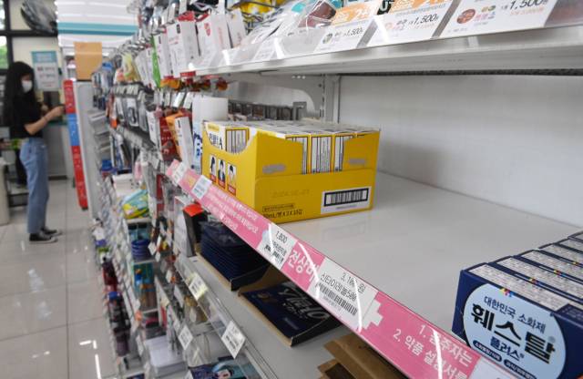 17일 서울 시내 한 편의점 가정상비약 판매대에 있는 타이레놀 진열 자리가 텅 비어 있다. 오승현 기자
