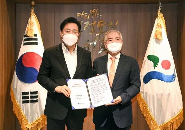 양무승 서울시관광협회장(오른쪽)과 오세훈 서울시장