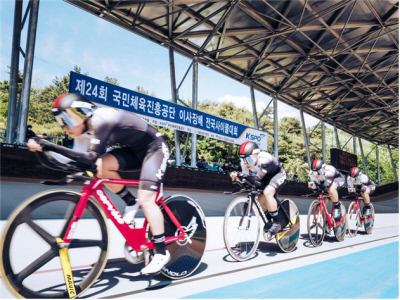 국민체육진흥공단(KSPO) 사이클 선수들이 경기에 참가해 힘차게 페달을 밟고 있다.