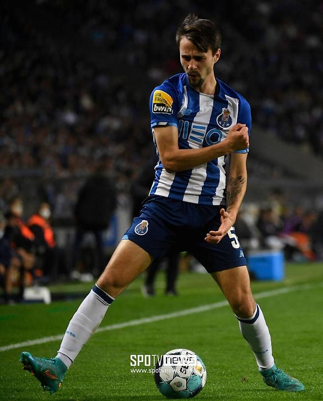 ▲ 리버풀이 FC포르투 미드필더 파비우 비에이라 영입에 관심을 보였다. ⓒ연합뉴스/AFP