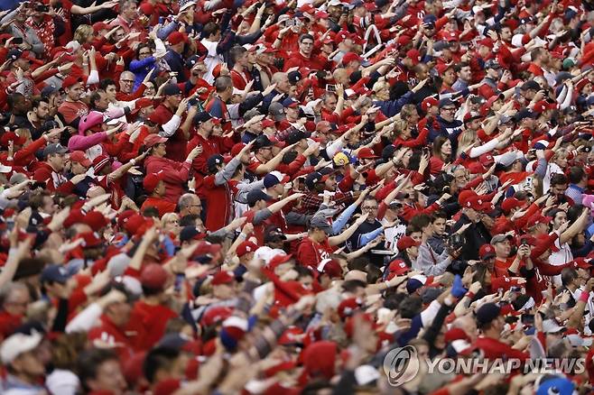아기상어 율동으로 응원하는 워싱턴 내셔널스 팬들 미국 프로야구 메이저리그 워싱턴 내셔널스의 팬들이 지난 2019년 10월 26일 미국 워싱턴 D.C. 내셔널스파크에서 열린 워싱턴과 휴스턴 애스트로스의 월드시리즈 4차전에서 파라의 등장곡 '아기상어'에 맞춰 응원 율동을 하고 있다. [EPA=연합뉴스]