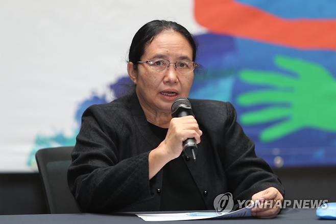 광주인권상 수상소감 밝히는 신시아 마웅 (광주=연합뉴스) 정회성 기자 = 올해 광주인권상 수상자인 신시아 마웅(Cynthia Maung)이 17일 오전 광주 서구 5·18기념문화센터 리셉션홀에서 기자회견을 하고 있다. 미얀마 출신 의사인 마웅은 태국과 미얀마 국경 지역 난민촌에 병원을 설립해 의료지원을 했다. 2022.5.17 hs@yna.co.kr