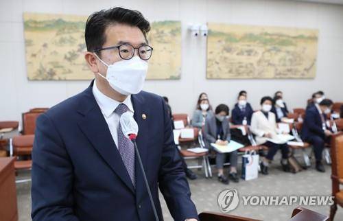 장상윤 교육부 차관  (서울=연합뉴스) 이정훈 기자 = 장상윤 교육부 차관이 17일 국회에서 열린 교육위원회 전체회의에서 추경안 제안설명을 하고 있다. 2022.5.17 [국회사진기자단]