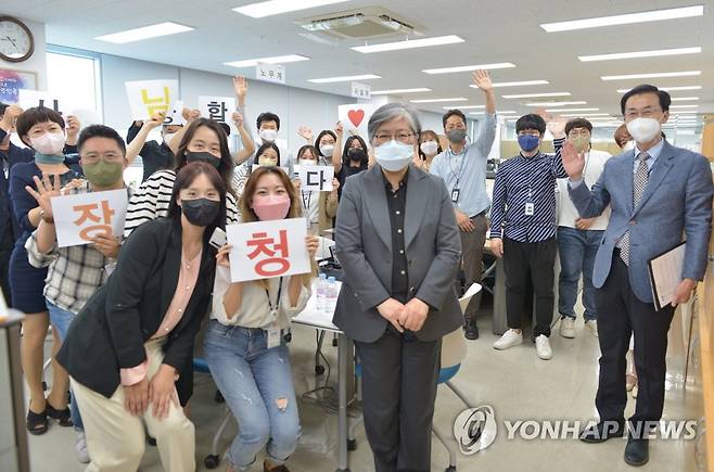 직원들과 작별인사 나누는 정은경 질병관리청장 (서울=연합뉴스) 이임한 정은경 질병관리청장이 17일 직원들과 작별인사를 나누며 기념촬영을 하고 있다. 2022.5.17 [질병관리청 제공. 재판매 및 DB 금지] photo@yna.co.kr